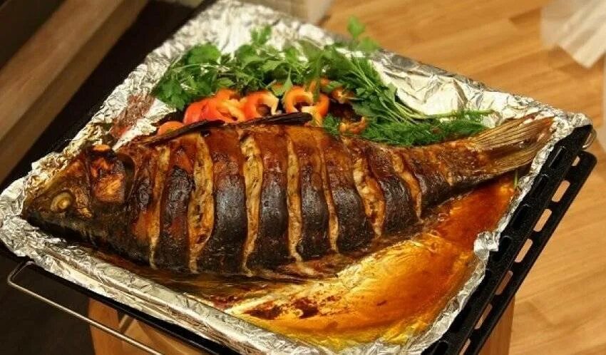 Сазан как приготовить вкусно. Карп запеченыйв духовке. сазан запеченный в духовке. жареный карп в духовке. жареный карп в духовке целиком.