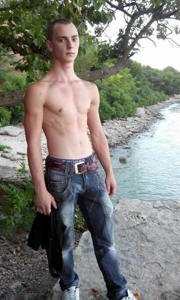 Парень ищет парня таганрог. Алексей цветков таганрог. Парни таганрога. Би парни таганрога. Артур таганрог 38 лет.