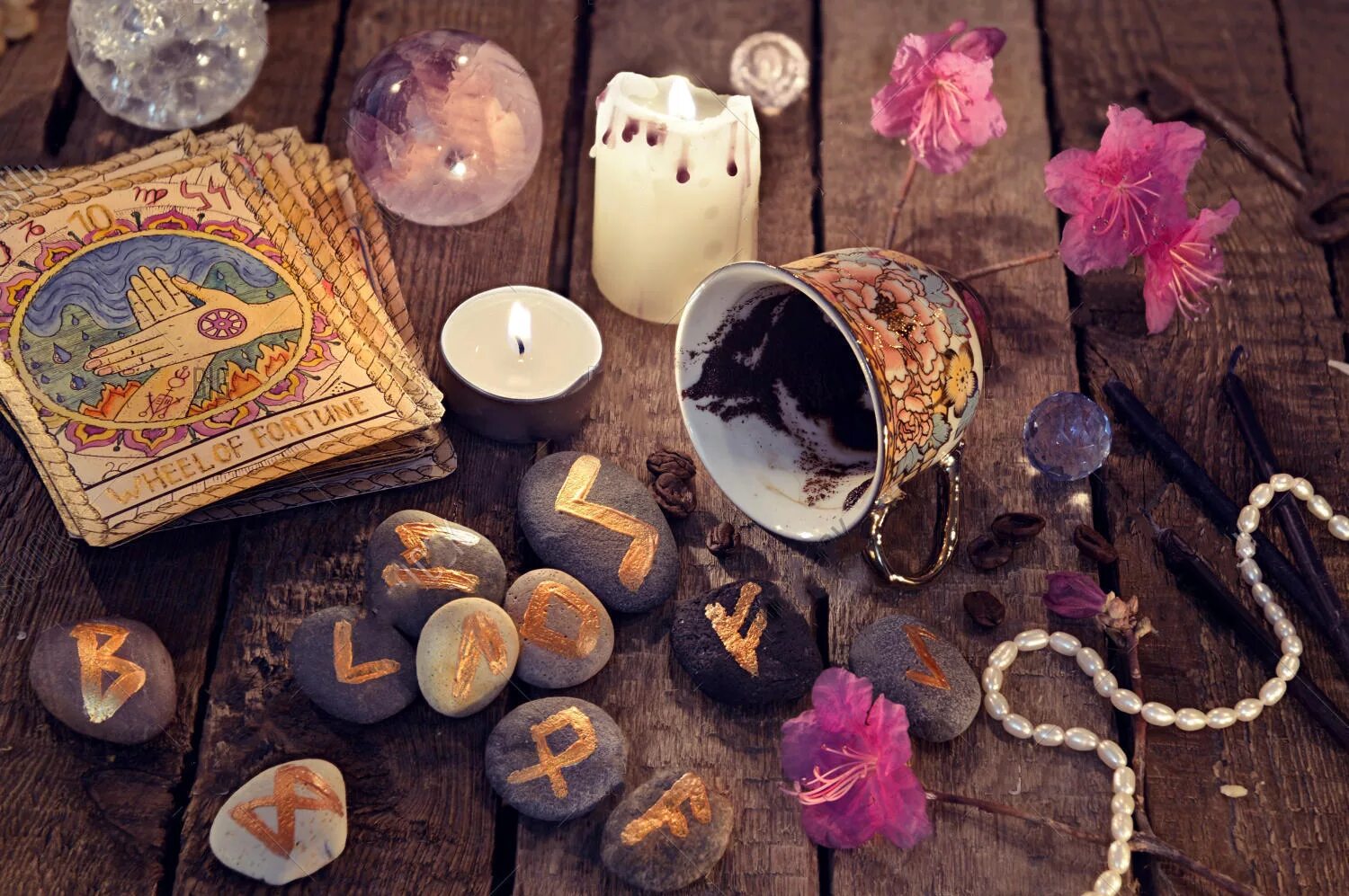 Таро гадание кофе. Гадальные атрибуты. таро и свечи. свечи гадальные. гадание атрибутика.