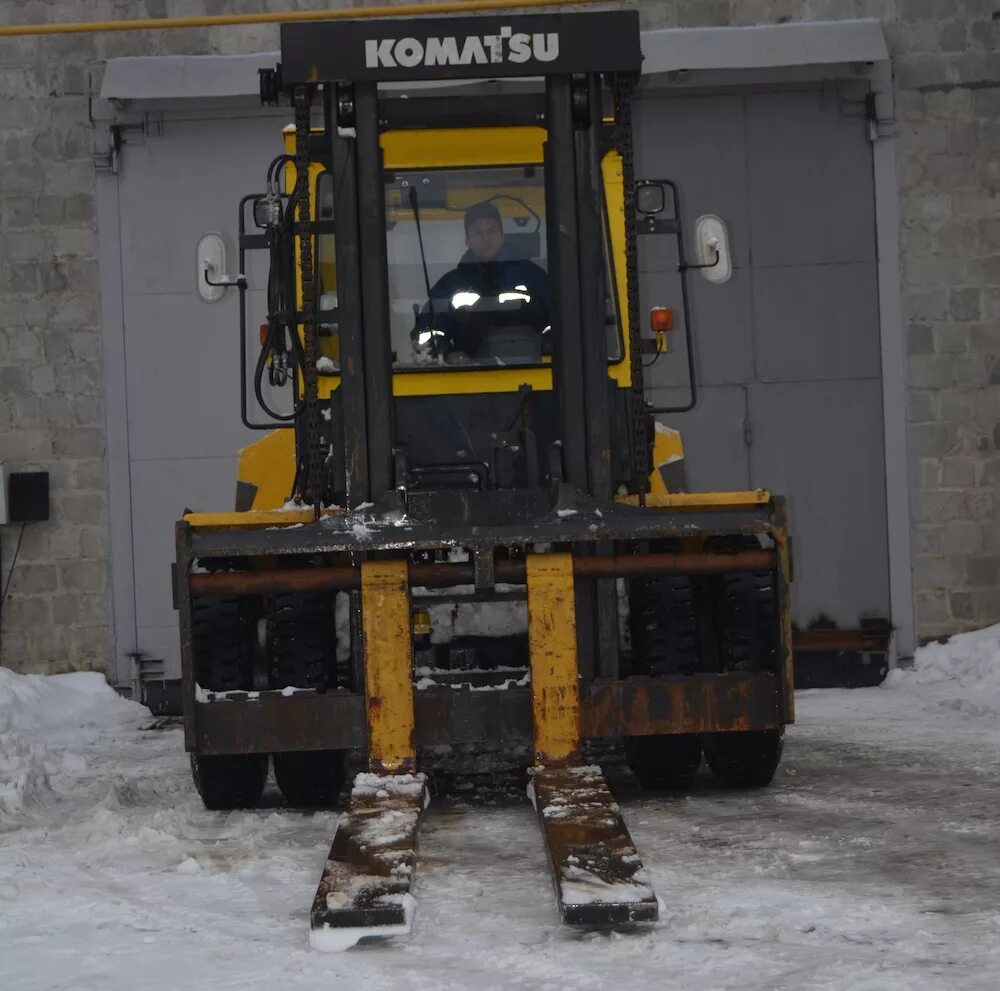 Аренда тн. Komatsu fd200. Komatsu FD 10. Вилочный погрузчик Каматсу fd10. Вилочный погрузчик Коматсу 5 тонн.