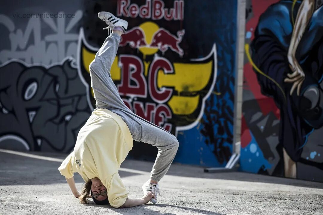 Шарит за хип хоп. Bboy Назим. Бибой Гром брейк данс. Фризы брейк данс.