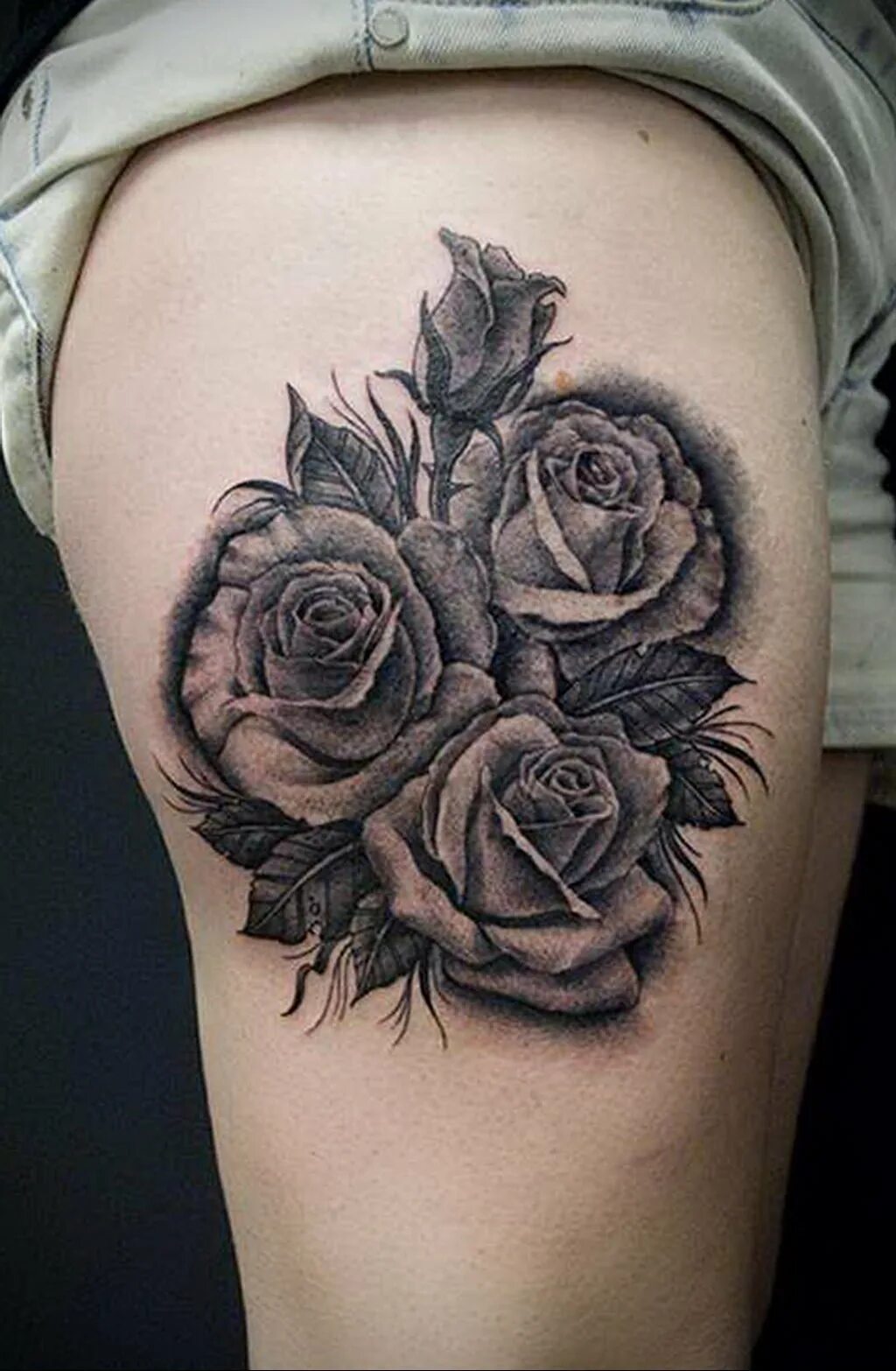Татуировка розы фото. Тату розы на бедре. Тату на плече женские. Тату розочка. Тату в виде розы.