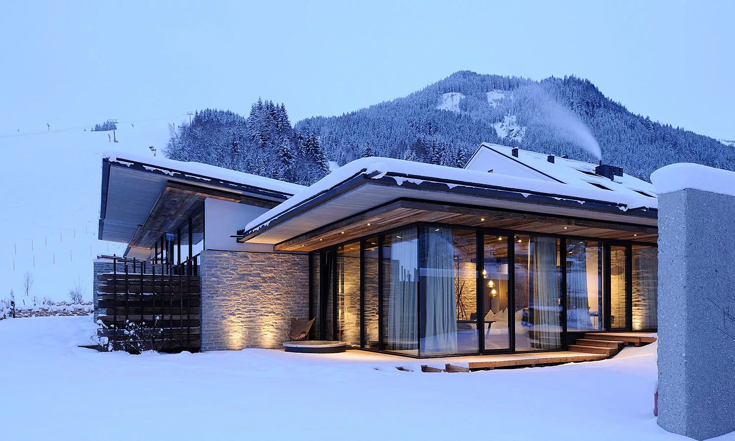 дом шале с панорамными окнами. шале lodge hahnenkamm. каменный дом с панорамными окнами. терраса шале фахверк. Honka фахверк.