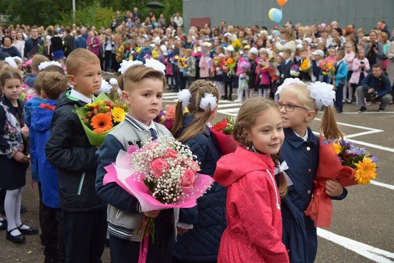 Дети на 1 сентября возле школы. Школа 35 1 сентября. Первого сентября около школы. Дети идут в школу 1 сентября.