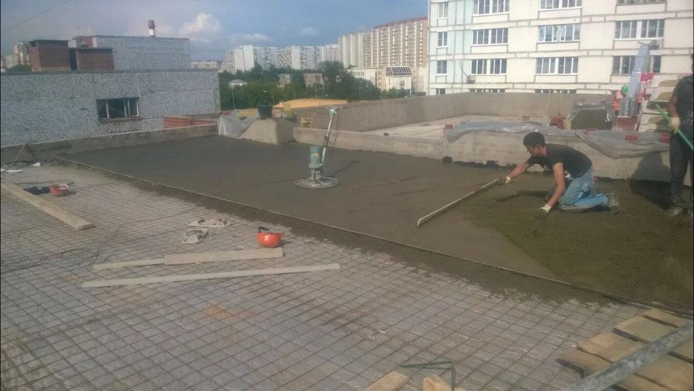Армированная цементно-песчаная стяжка кровли. Разуклонка стяжкой. Армированная цементно-песчаная стяжка кровли. Керамзитобетон разуклонка. Цементная стяжка крыша.