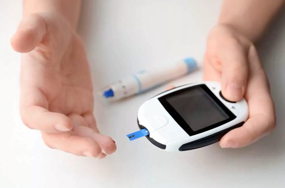 Глюкометр. Сахарный диабет глюкометр. Глюкометр и инсулин. Измерение уровня Глюкозы.