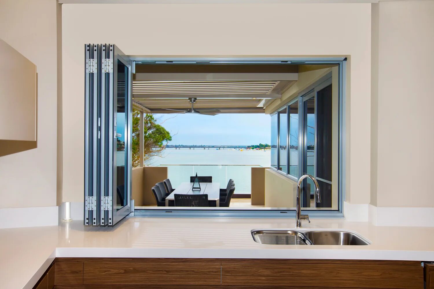 Окно в доме снаружи. Окно в интерьере. Красивый вид из окна. Окно с красивым видом. Стеклопакеты деревянные черные.