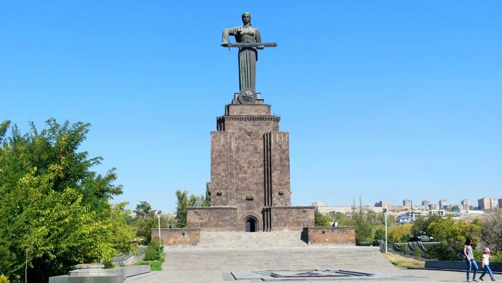 Монумент парк Победы Ереван. Мать-Армения Армения, Ереван, парк Ахтанак. Парк Победы Ереван Армения. Ереван статуя мать Армения.