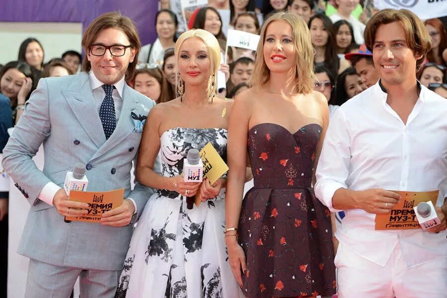 Премия муз тв 2016 ведущие. Бедрос киркоров 2023. Звезды мир шоу. Пугачева на голубых огоньках 2021. Эстрадные звезды.