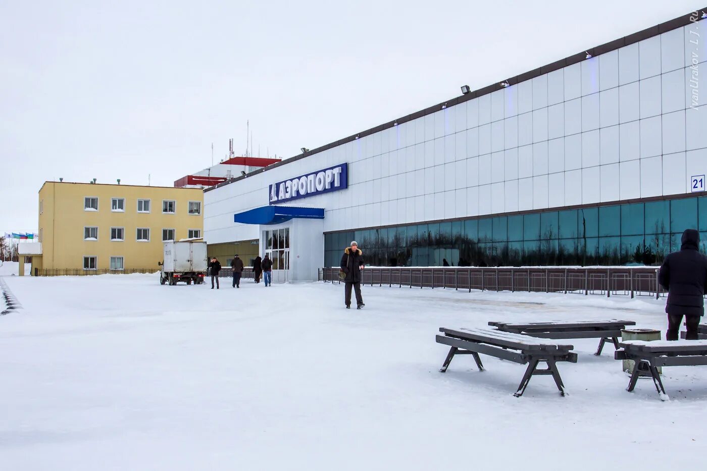 Черкесск аэропорт. Город Когалым аэропорт. Аэропорт Радужный ХМАО. Аэровокзал Когалым. Гражданский аэропорт города Когалым.