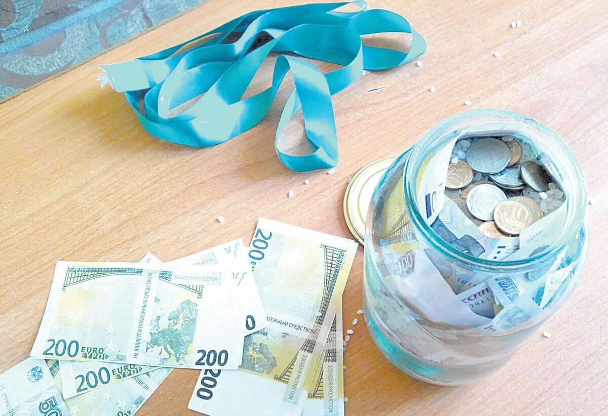 подарить деньги в банке. деньги в банке на день рождения. банка с деньгами в подарок на день рождения. оригинальный подарок в банке с деньгами. деньги в банке подарок.