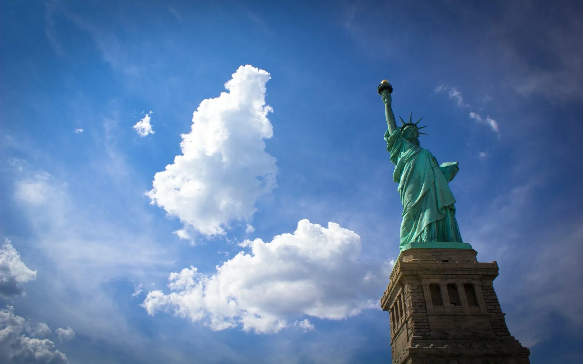 Свобода в различных странах. Статуя свободы Нью-Йорк. НЬЮЙОРК статцуя свободы. Статуя свободыфв НЬЮЙОРКЕ. НЬЮЙ РРК статуя свободы.