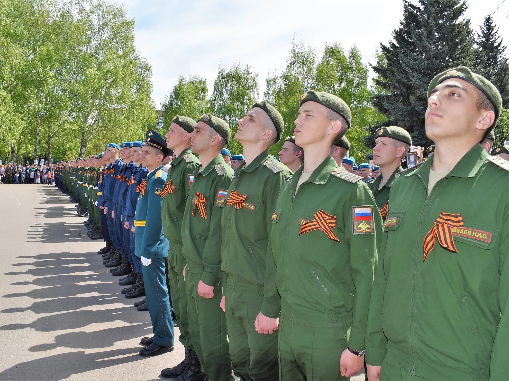 Отряд равняйсь смирно. Равняйсь смирно. Отряд смирно. Что означает команда смирно. Смотр строя и песни.