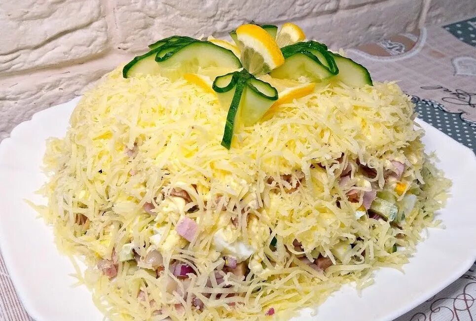 Бюджетные блюда на новый год. Слоеный салат с креветками. Новогодний салат с гранатом. Праздничные салаты на день рождения. Салат новые рецепты 2020.