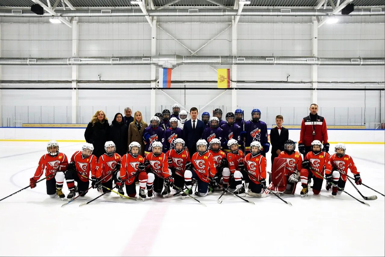 Хк новочебоксарск. Хоккейная команда Сокол Новочебоксарск. Сокол (хоккейный клуб, Новочебоксарск). Хк Арена Сокол Новочебоксарск. Команда Сокол хоккей Новочебоксарск.