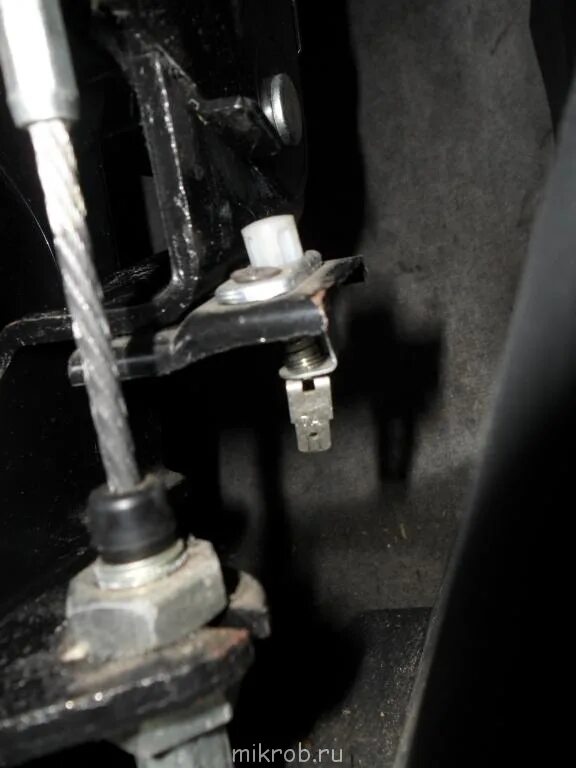 Где стоит датчик ручника. Концевик ручника ваз 2110. Датчик ручника е60. Датчик ручника е60. Где стоит датчик ручника.