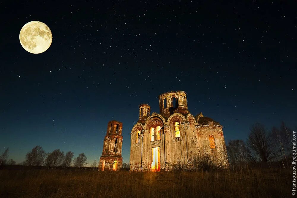 Никольский храм Погост. Церковь ночью. Церковь вечером. Луна над храмом.