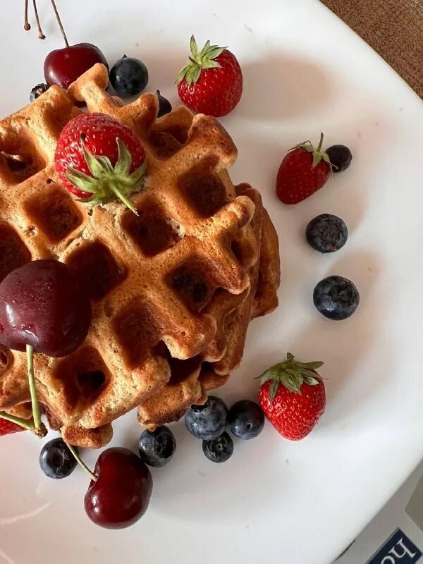 Завтрак с вафлями и ягодами. Скандинавские вафли. Вафли веган super fudgio с какао. Веганские вафли в вафельнице. Веган вафли.