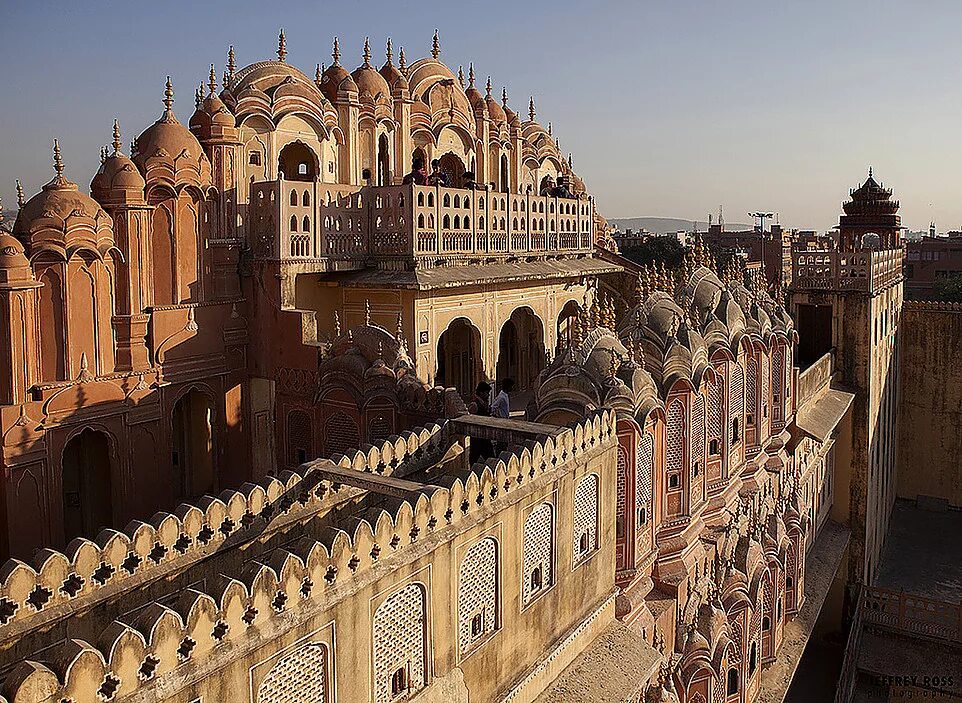Дворец ветров в индии. Хава-махал джайпур. Джайпур достопримечательности. Джайпур оранжевый дворцовый комплекс. Дворец хава-махал (джайпур).