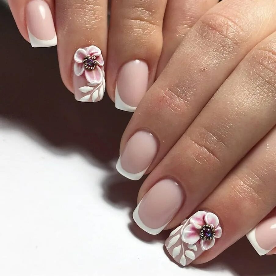 Френч с цветочками. Французский маникюр с цветами. Цветы на ногтях. Френч с цветком. Французский маникюр с цветами.