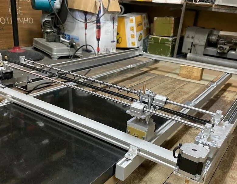 Гравированный станок. Ударно гравировальный станок по камню. Ударный гравировальный станок по камню роботикс tc60120r. Ударно гравировальный станок миртелс леонардо тс 60120. Миртелс гравировальные станки.