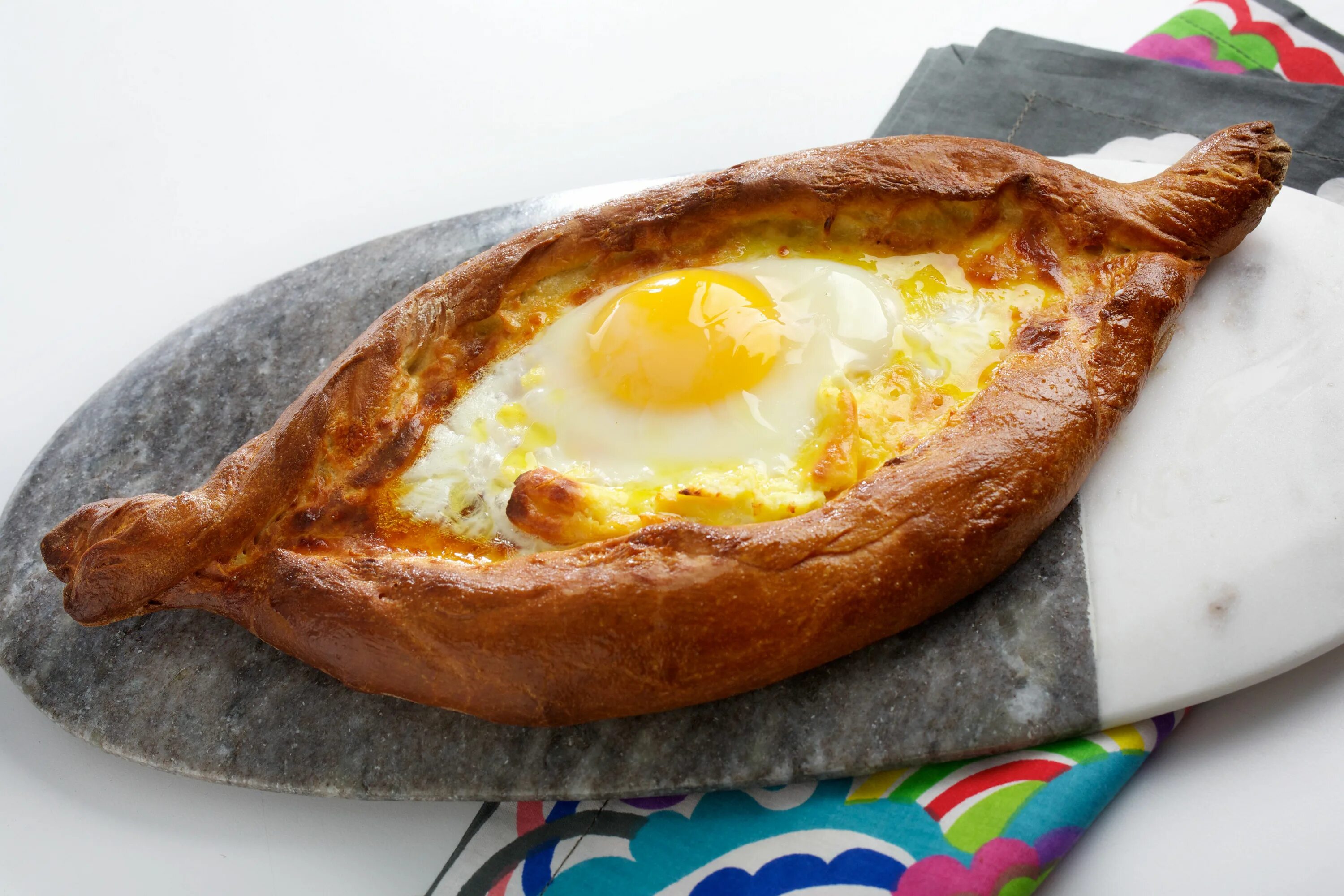 Acharuli Khachapuri. Аджарский хачапури. Аджария хачапури. Ачарули хачапури по аджарски.