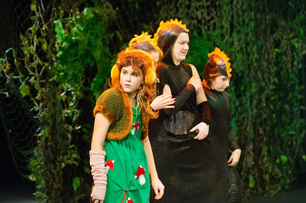 Ваня в тарусе. Владислав владимиров светофоровы. Ваня в платье. Ваня сарафанов. Спектакль внучка для бабы яги.