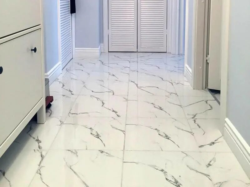 Statuario Imperiale Tiles by EnergieKer Pisos para casas modernas, Casas de un p