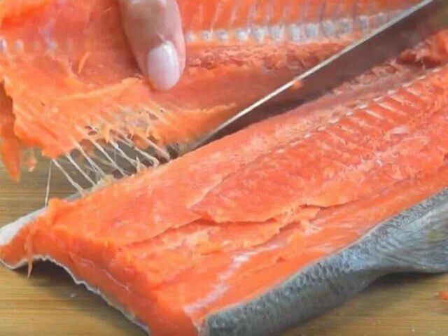 Как разрезать форель для засолки
