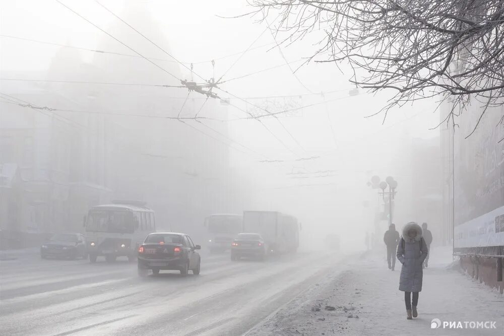Морозный смог. Смог аляскинского типа. туман зимой в городе. ледяной смог. смог зимой.
