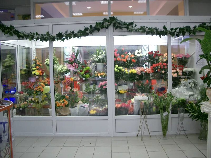 Цветочный магазин температура. Холодильник для цветов. Витрина цветочного магазина. Холодильная камера для цветов. Холодильное оборудование для цветов.