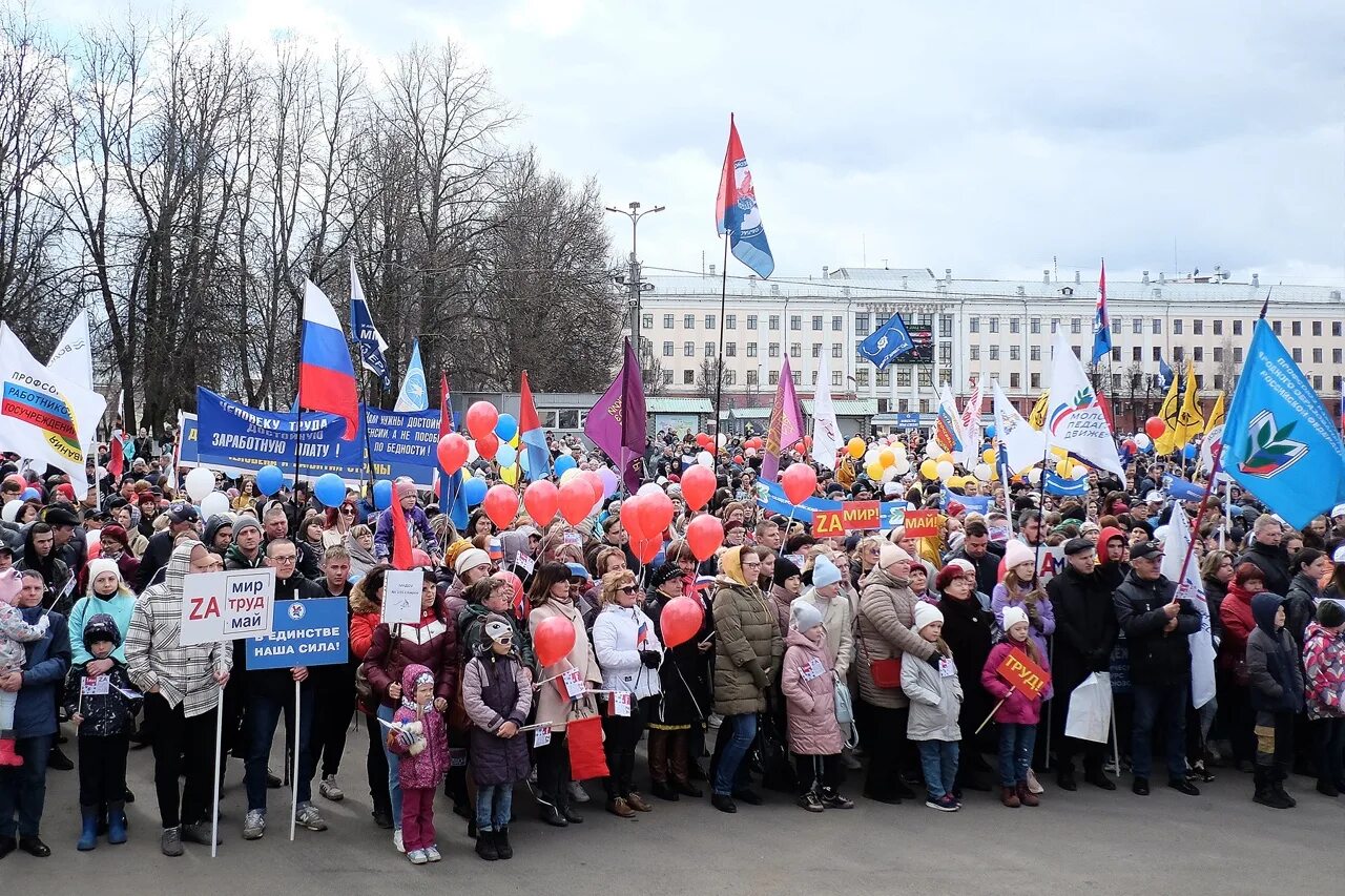 Киров митинг на театральной площади. 1 Мая праздник. Парад 1 мая. Шествие на первое мая.