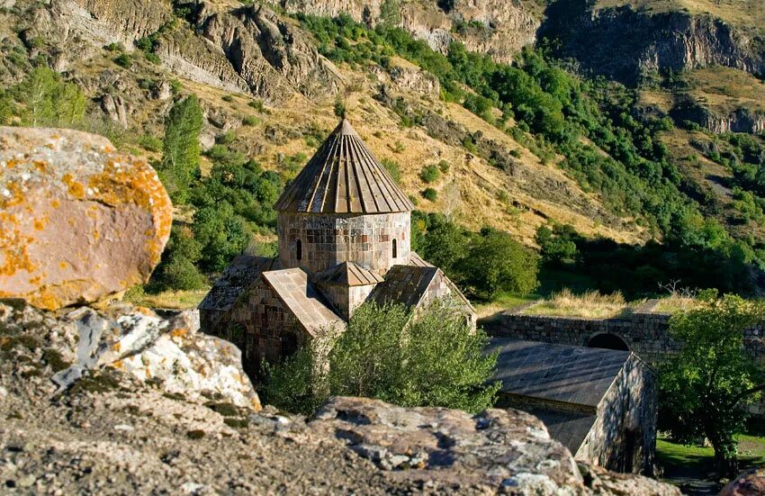 S armenia. Монастырь Гндеванк. Гндеванк Армения. Монастырь Гндеванк в Армении Джермук. Вайоц Дзор Армения достопримечательности.