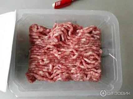 Пять полукилограммовых пачек мясного фарша стоят