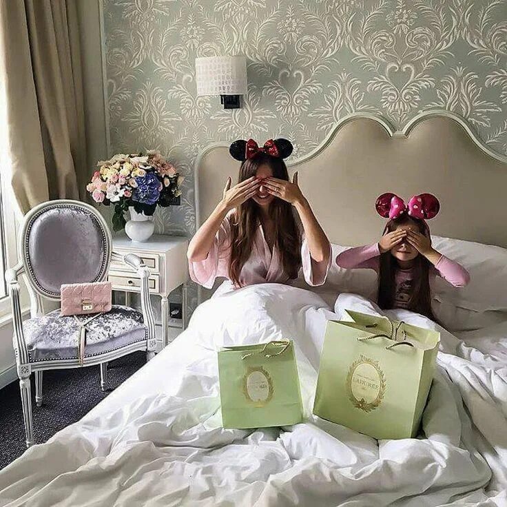 Пижамная фотосессия с ребенком. Фотосессия мама и дочка. Пожилая женщина в спа. Домашняя фотосессия с малышом. Фотосессия мама и дочка.