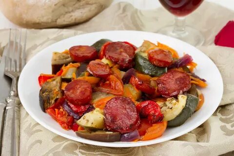 Копченая колбаса с овощами
