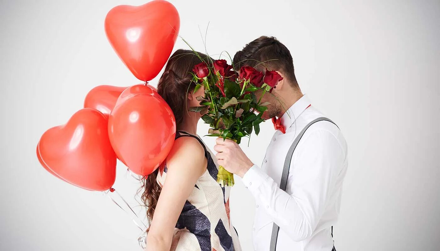 Каким еще событием известен день 14 февраля. Парень дарит девушке цветы. С днем влюбленных. Мужчина дарит цветы женщине. Девушке дарят цветы.