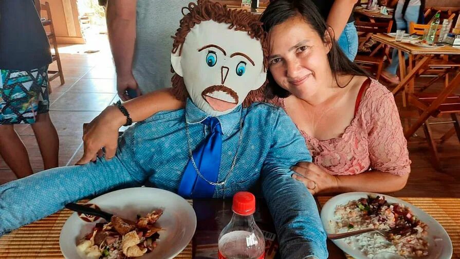 Женщина вышла замуж заскуклу. Женщина вышла замуж за тряпичную куклу. Девушка вышла замуж за куклу. Женщина вышла замуж заскуклу. Женщина вышла замуж за тряпичного.