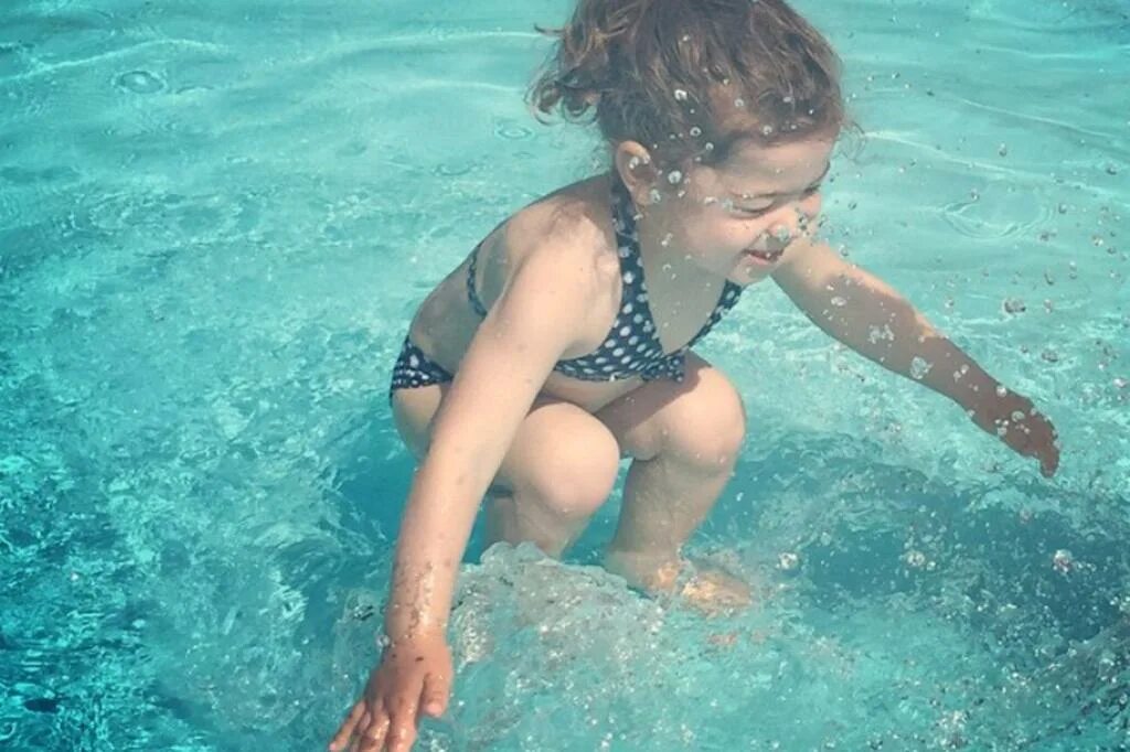 Маленькие девочки под водой. Фотосессия в воде в бассейне. Маленьким девочкам под. Маленькие девочки под водой. Маленькие девочки под водой.
