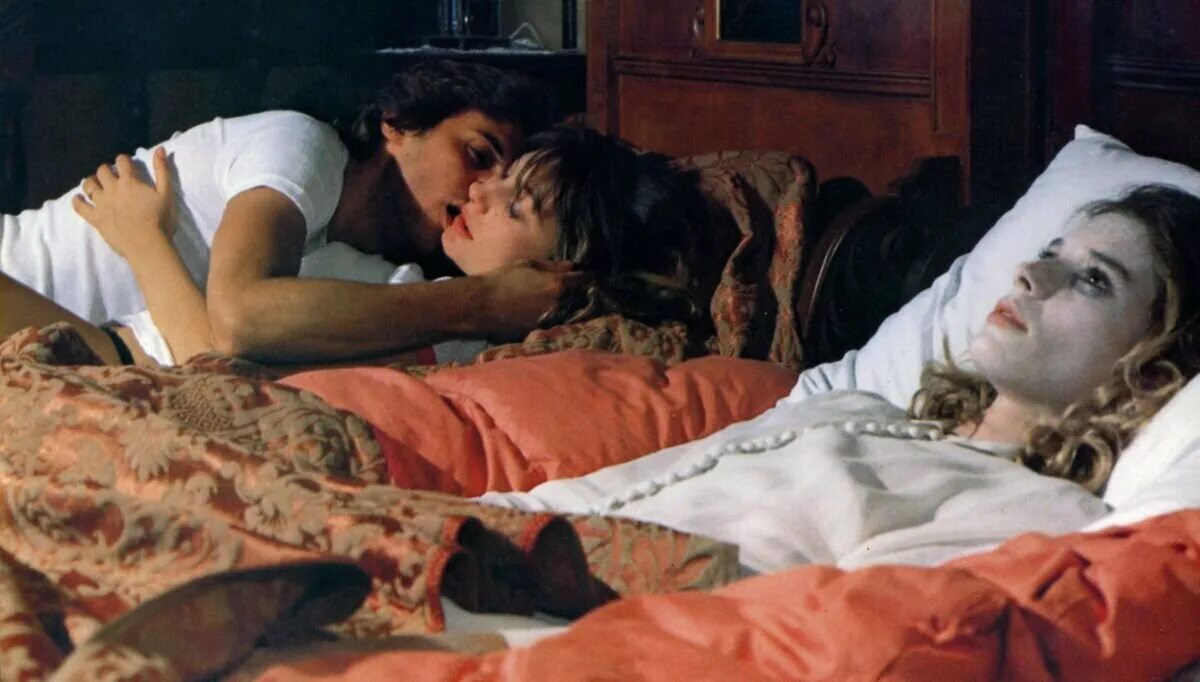 Мачеха пасынок делят кровать в номере. За пределами тьмы buio Omega, 1979.