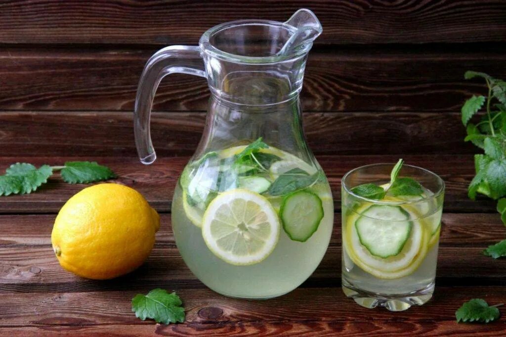 Живая вода Сасси. Лемонграсс лимонад. Вода Сасси для похудения. Лимонад в графине. Сок из лимона в домашних условиях