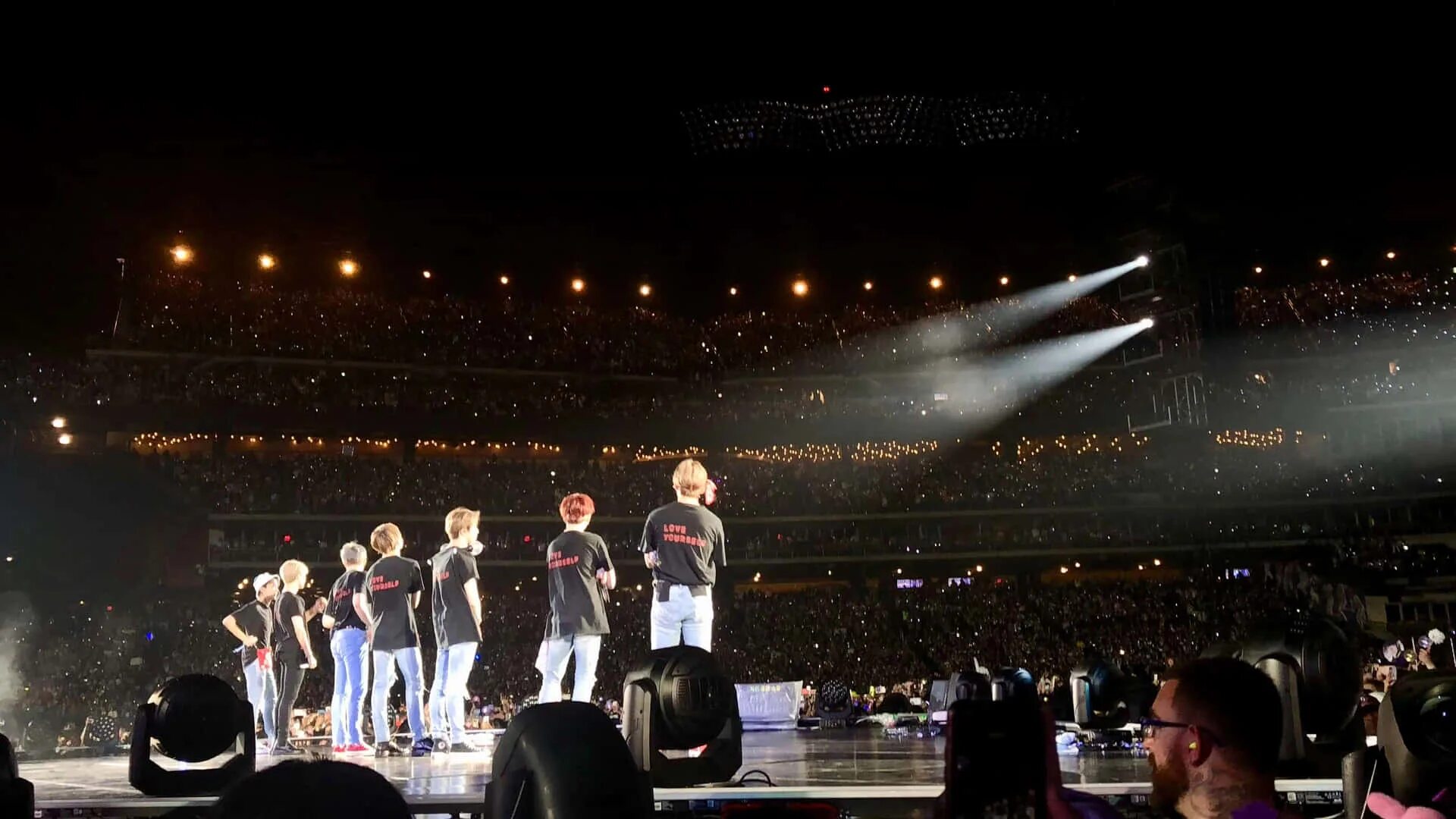 Стадион арми бтс. Концерт в бразилии bts. Трибуны на концерте бтс. Концерт бтс на стадионе уэмбли. Концерт бтс версаче.