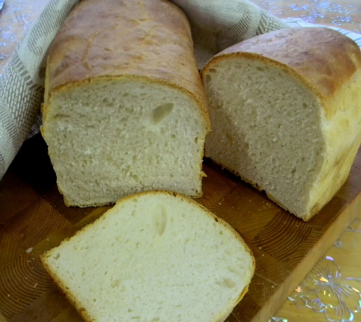 Белый хлеб на дрожжах рецепт. Дрожжевой хлеб. Дрожжевой белый хлеб. Хлеб белый формовой. Белый хлеб без дрожжей.