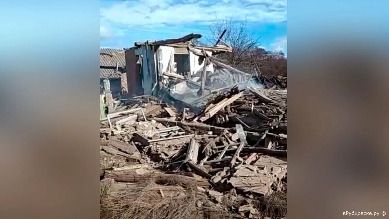 Пограничный пункт в Ростовской области разрушенный снарядом. Погранпункт в Ростовской области разрушен. Попадание снаряда в Ростовской области. Украинский снаряд в Ростовской области.