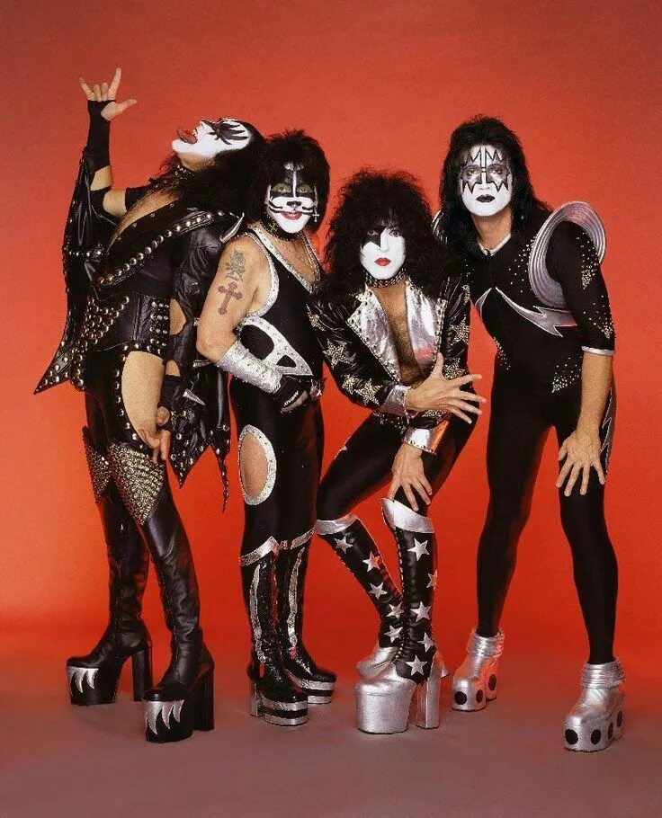 Глэм рок группа kiss. Глэм рок группа kiss. Кисс группа 2024. Петь кисс. Петь кисс.