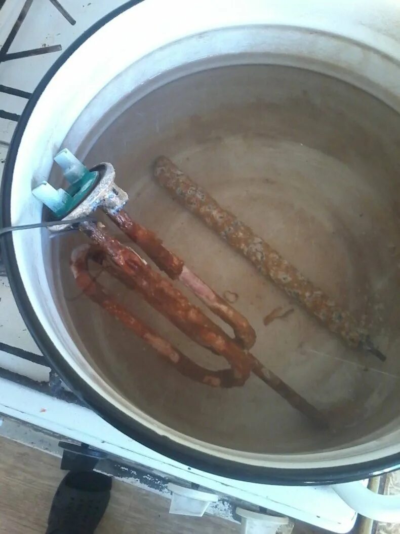 Как почистить тэн. Сломанный чайник с накипью. Накипь на тэнах электрокотла. Магниевый анод в накипи. Накипь на тене водонагревателе.