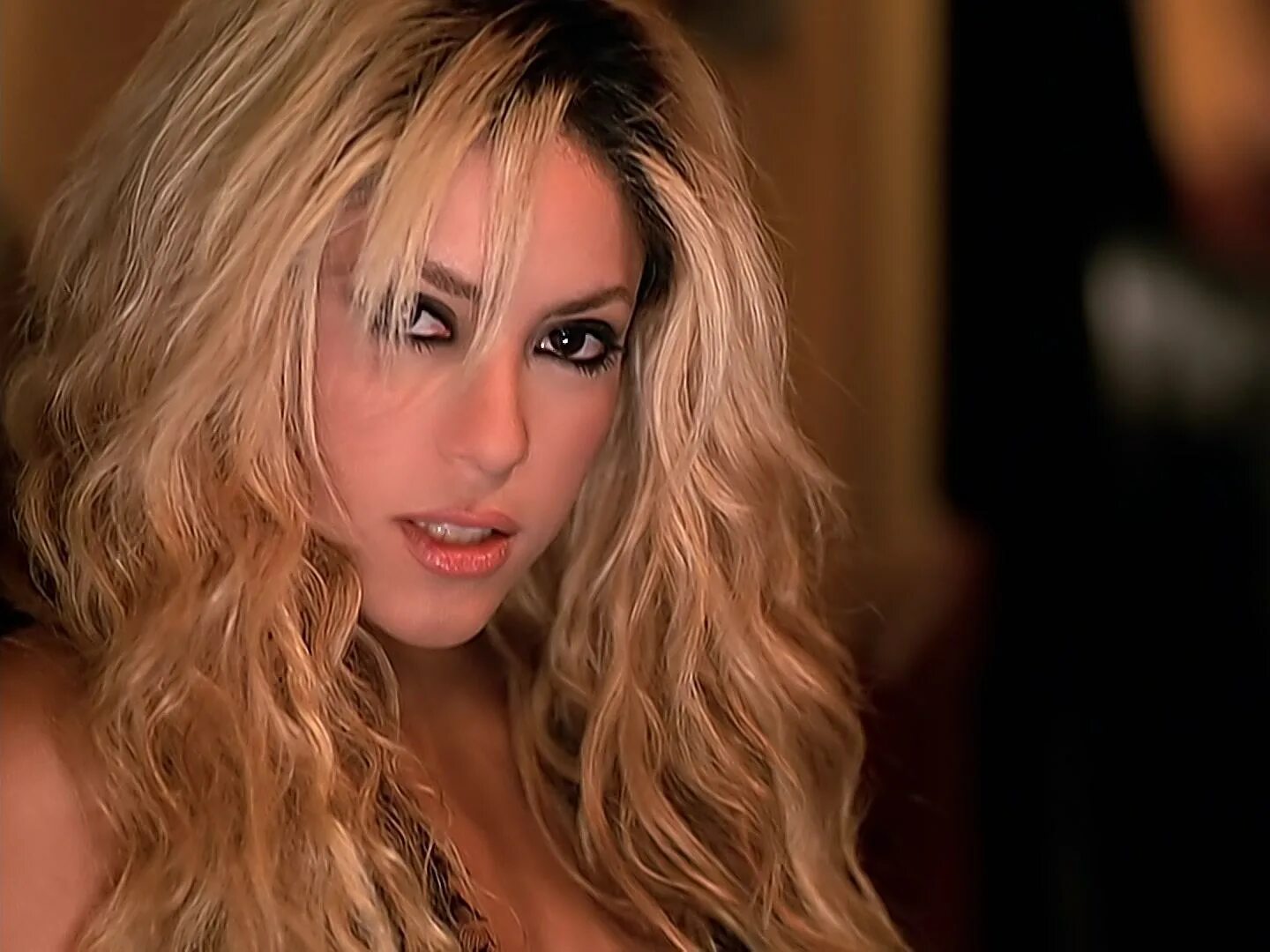 Шакира в клипе underneath your clothes. Шакиры underneath your clothes. Shakira underneath your clothes. Laundry service" (2001 шакира. Shakira underneath your clothes.