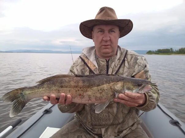 Аргази озеро в Челябинской области. Аргази озеро рыбалка. Рыбалка на Аргази озеро в Челябинской. Рыбак на озере.
