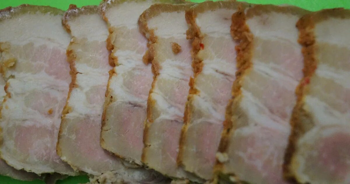 Грудинка свиная копченая. Печеная свиная грудинка. Как сделать домашнюю грудинку из свинины. Грудинка из свинины. Варёная грудинка в домашних.