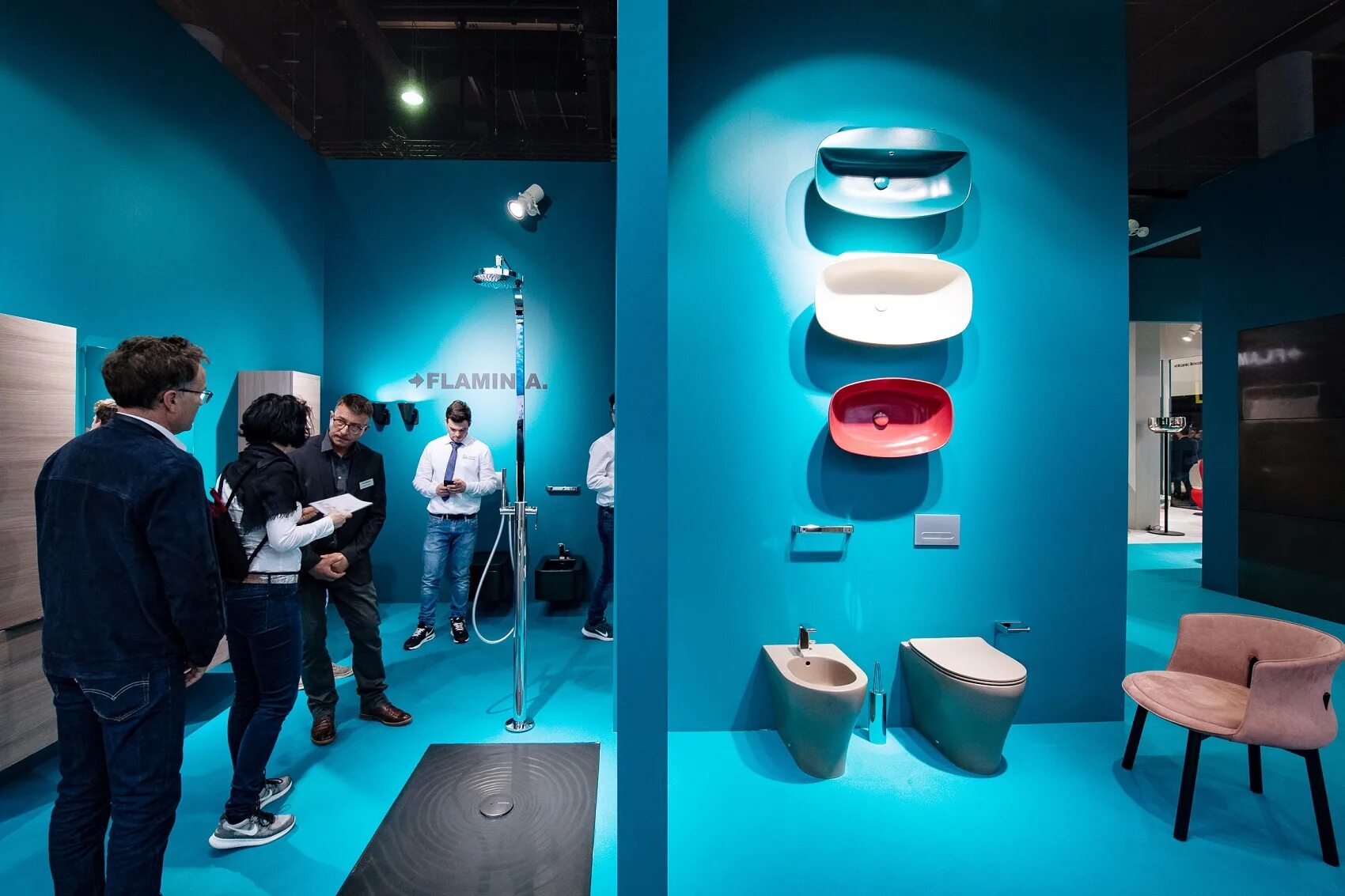 Vitra унитаз шоурум. стенд с сантехникой. выставка сантехники. шоу рум товарищеский переулок 13. выставка сантехники.